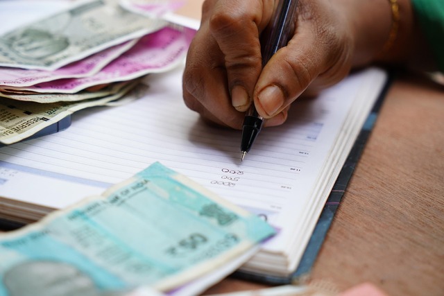 الروبية تواصل تراجعها بخروج الاستثمارات الأجنبية وارتفاع الطلب على الدولار